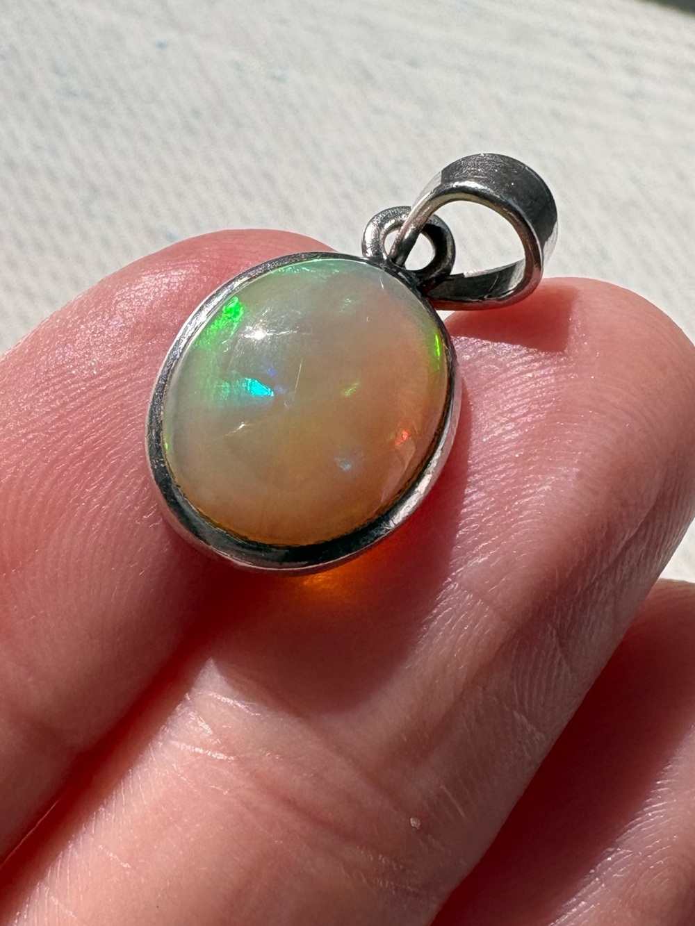 Beautiful high flash Ethiopian Opal pendant- see pics, tiny fracture